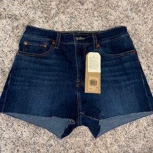 Brand new high rise levi shorts size 28